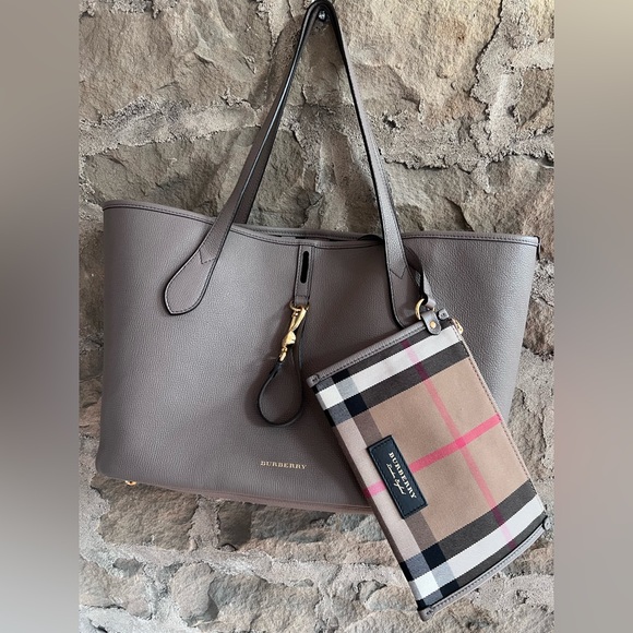 Burberry Handbags - EUC Burberry Honeybrook Derby Tote Bag, wristlet & dustbag.